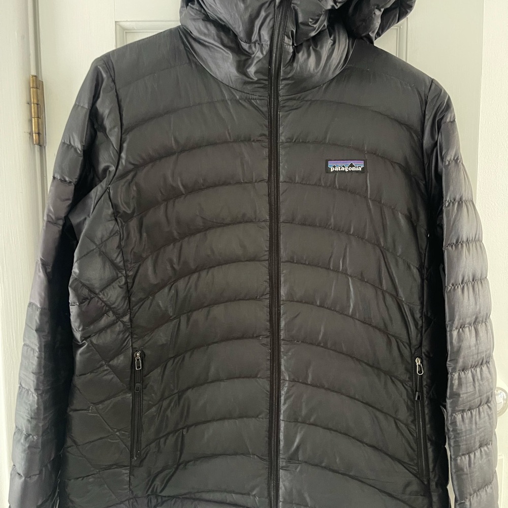 Patagonia Black Puffer Jacket with Quilted Design and Hood.
good condition.